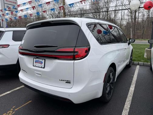 Bright White Clearcoat 2026 Chrysler Pacifica Limited