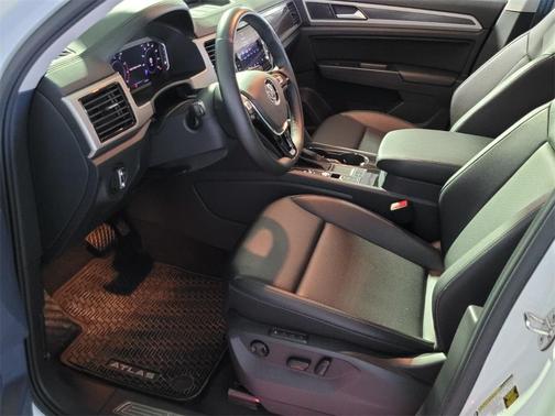 Photo 4 of 21 of 2019 Volkswagen Atlas 3.6L SEL