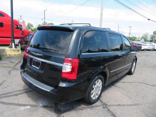 Brilliant Black Crystal Pearlcoat 2013 Chrysler Town & Country Touring