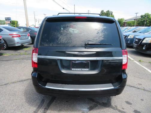Brilliant Black Crystal Pearlcoat 2013 Chrysler Town & Country Touring