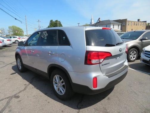 Silver 2015 Kia Sorento LX