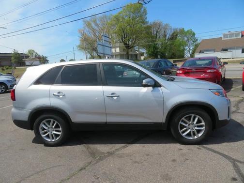 Silver 2015 Kia Sorento LX