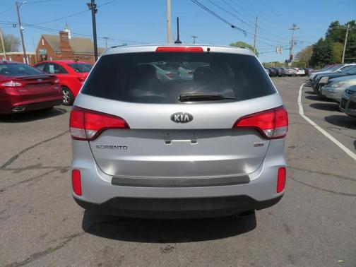 Silver 2015 Kia Sorento LX