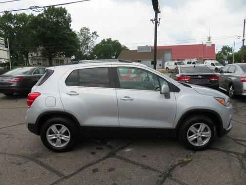 Silver Ice Metallic 2017 Chevrolet Trax LT