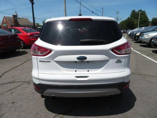 Ruby Red Metallic Tinted Clearcoat 2016 Ford Escape SE