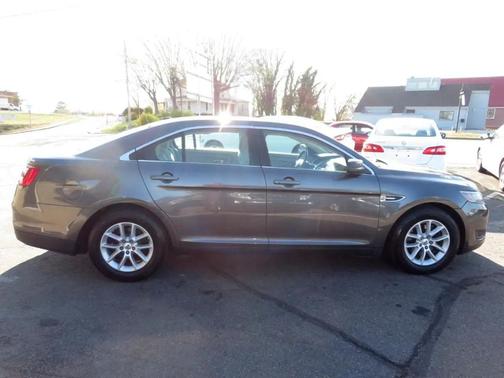 Oxford White 2015 Ford Taurus SE