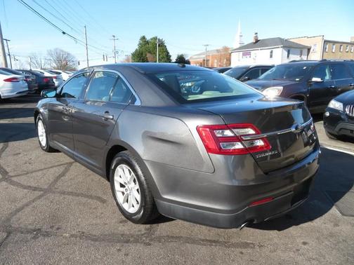 Oxford White 2015 Ford Taurus SE