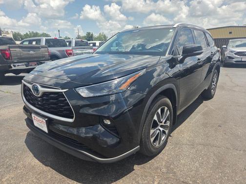 Midnight Black Metallic 2022 Toyota Highlander Hybrid XLE