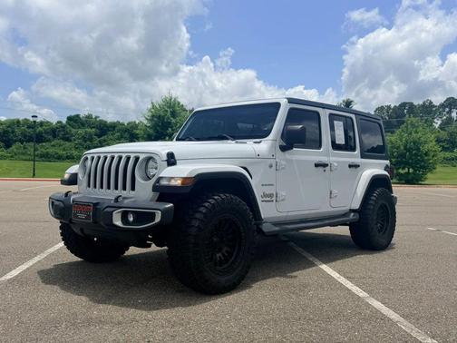 Bright White Clearcoat 2019 Jeep Wrangler Unlimited Sahara