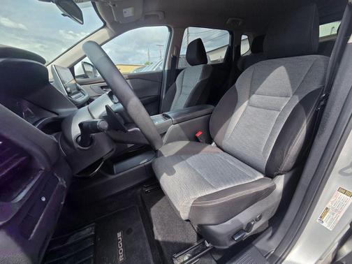 Brilliant Silver Metallic 2021 Nissan Rogue SV