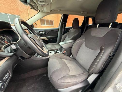 2017 Jeep Cherokee Sport