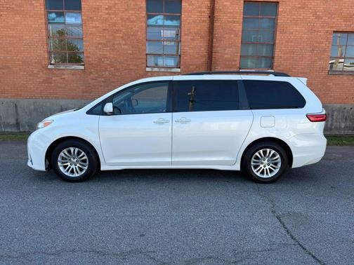 2020 Toyota Sienna XLE