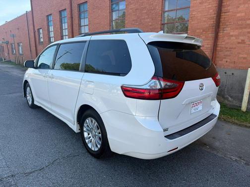 2020 Toyota Sienna XLE