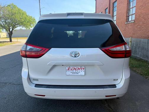 2020 Toyota Sienna XLE