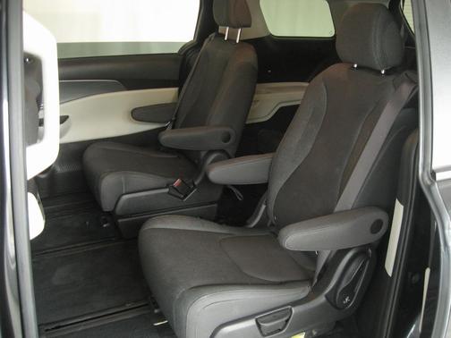 2022 Kia Carnival LX