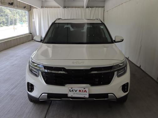 Snow White Pearl 2024 Kia Seltos SX