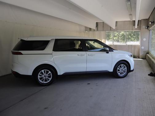 Snow White Pearl 2024 Kia Carnival LX