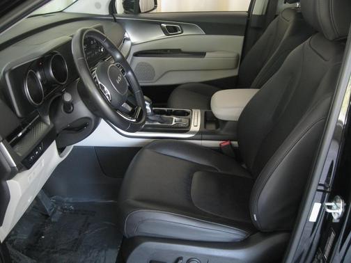 2023 Kia Carnival LX