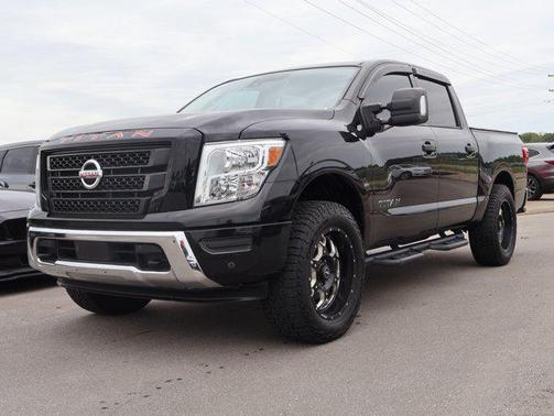 Super Black 2022 Nissan Titan SV
