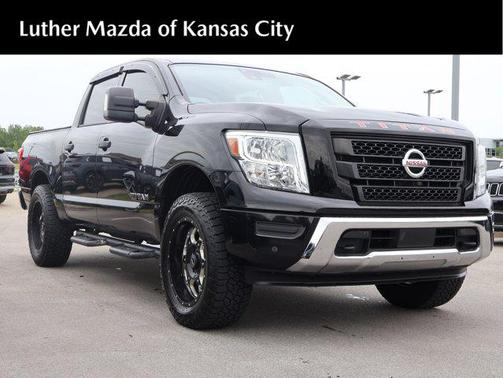 Super Black 2022 Nissan Titan SV
