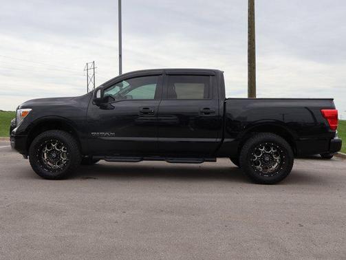 Super Black 2022 Nissan Titan SV