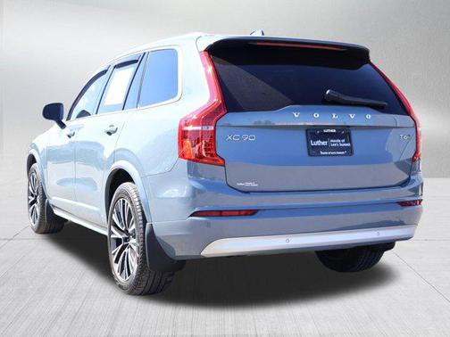 2022 Volvo XC90 T6 Momentum