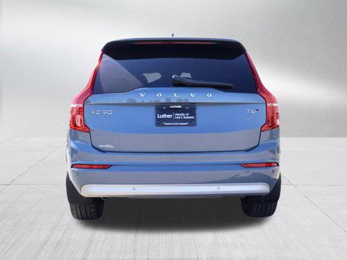 2022 Volvo XC90 T6 Momentum