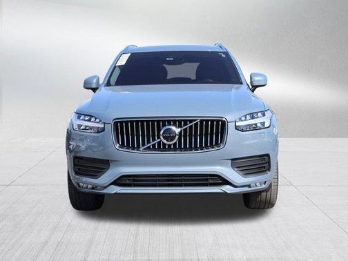 2022 Volvo XC90 T6 Momentum