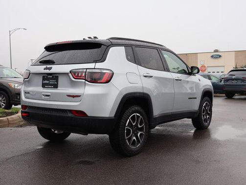 Silver Zynith Metallic Clearcoat 2025 Jeep Compass Trailhawk