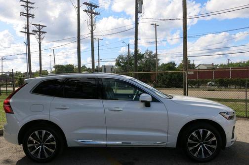 2023 Volvo XC60 B5 AWD Plus Bright Theme