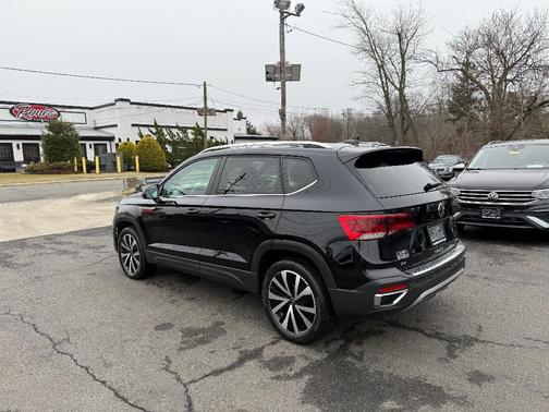 Deep Black Pearl Effect 2023 Volkswagen Taos 1.5T SE