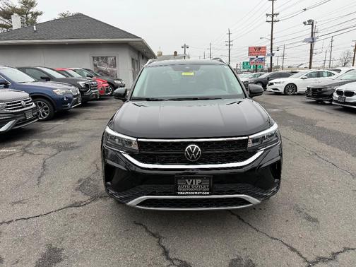 Deep Black Pearl Effect 2023 Volkswagen Taos 1.5T SE