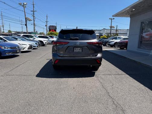 Magnetic Gray Metallic 2023 Toyota Highlander LE