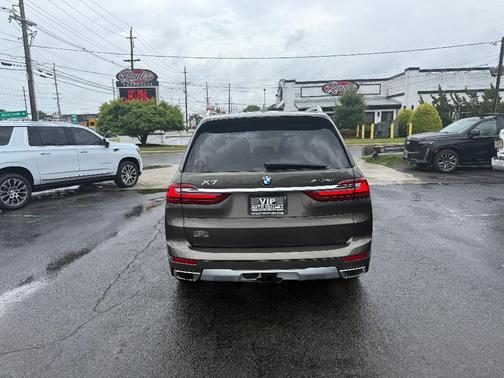 Manhattan Green Metallic 2022 BMW X7 xDrive40i