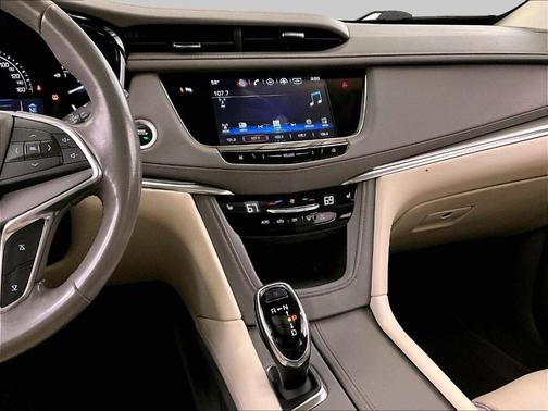 Crystal White Tri-Coat 2019 Cadillac XT5 Luxury