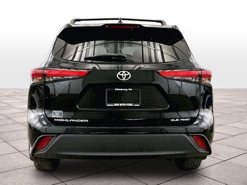 Midnight Black Metallic 2022 Toyota Highlander XLE