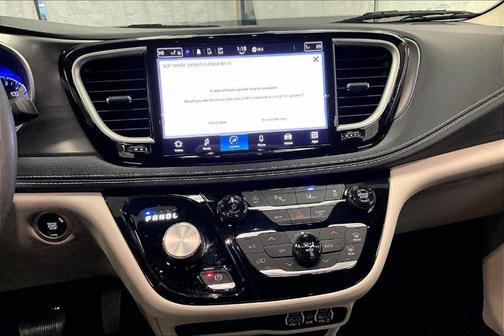 2023 Chrysler Pacifica Touring-L