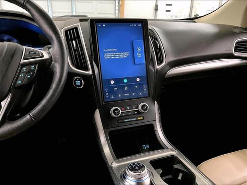 Green 2022 Ford Edge SEL