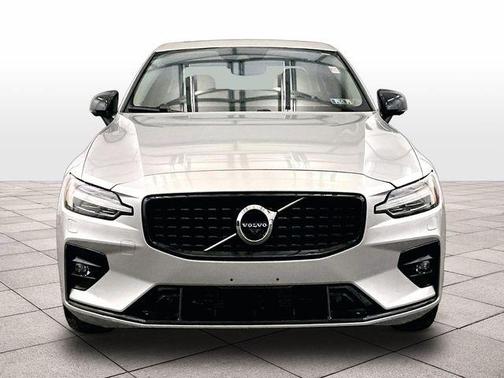 Bright Silver Metallic 2022 Volvo S60 B5 Momentum