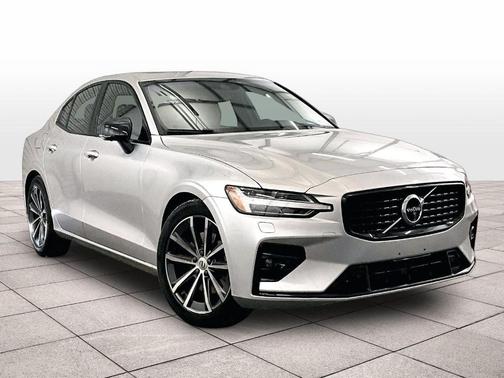 Bright Silver Metallic 2022 Volvo S60 B5 Momentum