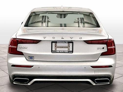 Bright Silver Metallic 2022 Volvo S60 B5 Momentum