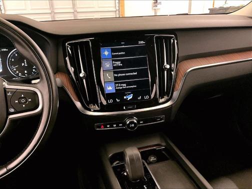 Bright Silver Metallic 2022 Volvo S60 B5 Momentum