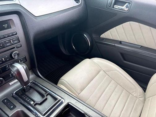 Oxford White 2014 Ford Mustang V6 Premium