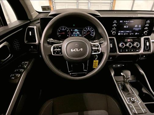 Everlasting Silver 2023 Kia Sorento LX