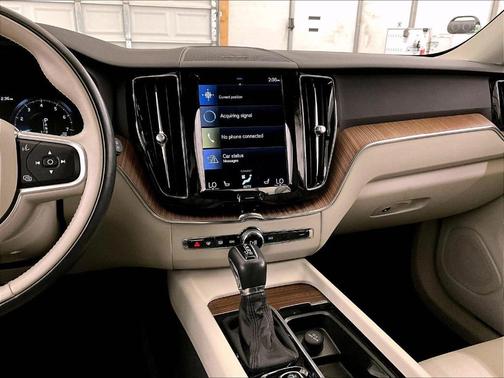 Crystal White Pearl Metallic 2019 Volvo XC60 T5 Momentum