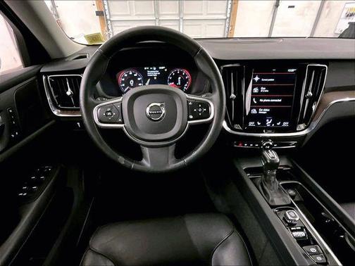 Crystal White Pearl 2020 Volvo S60 T6 Momentum