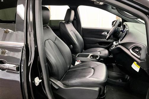 Diamond Black 2025 Chrysler Pacifica Select