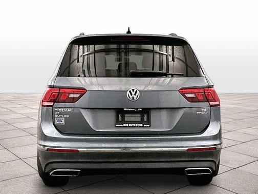 Platinum Gray Metallic 2018 Volkswagen Tiguan 2.0T SE