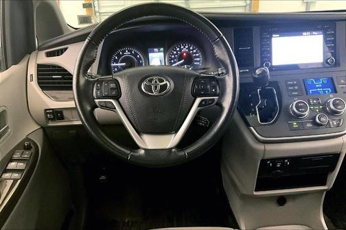 2020 Toyota Sienna XLE
