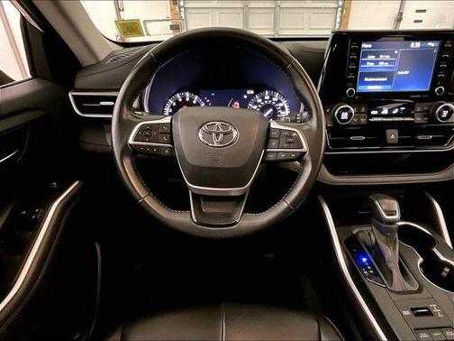 Pearl 2022 Toyota Highlander XLE